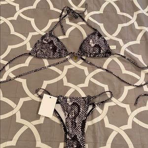 Snakeskin bikini set 😍